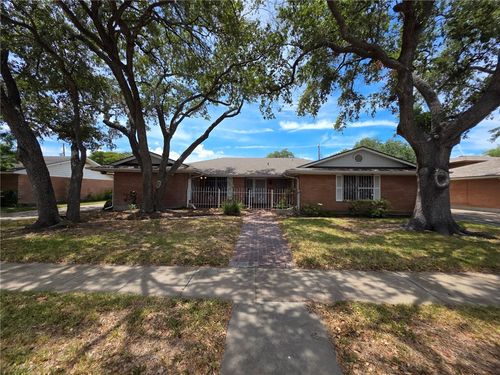 526 Meadowbrook Dr, Corpus Christi, TX, 78412-3017 | Card Image