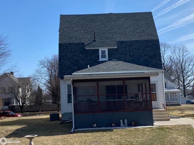 415 S Garfield Ave, Home with 4 bedrooms, 2 bathrooms and 2 parking in Burlington IA | Image 24