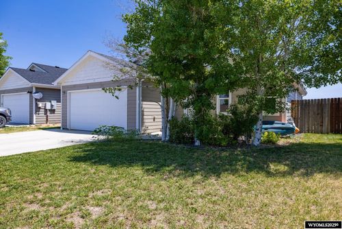 641 Bozeman Trl, Evansville, WY, 82636-9408 | Card Image