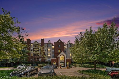 220 Fox Hollow Dr, Cleveland, OH, 44124-6127 | Card Image