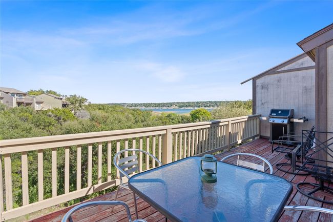 111 Comanche Pt, Townhouse with 3 bedrooms, 2 bathrooms and 2 parking in Point Venture TX | Image 9