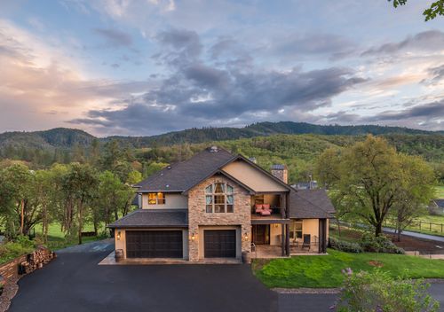 6200 Old Stage Rd, Central Point, OR, 97502-9716 | Card Image