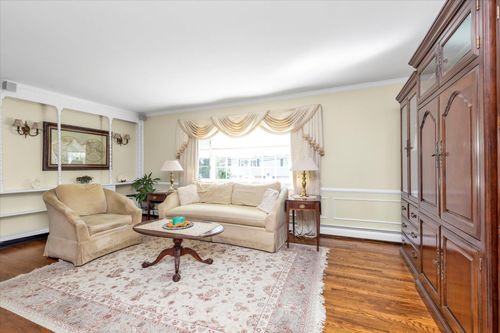 68 Oakdale Rd, Centerport, NY, 11721-1531 | Card Image