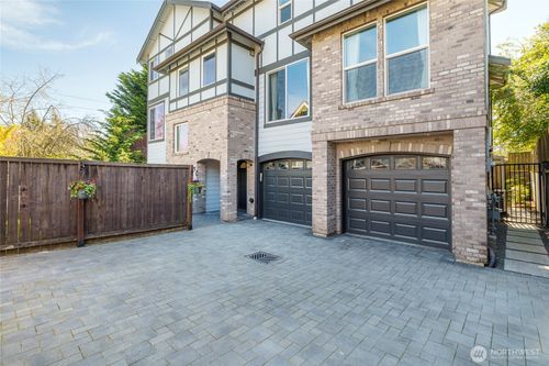 421 Ne 60th St, Seattle, WA, 98115-6526 | Card Image