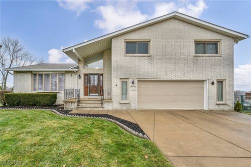 30185 Overlook Dr, Wickliffe, OH, 44092-1142 | Card Image