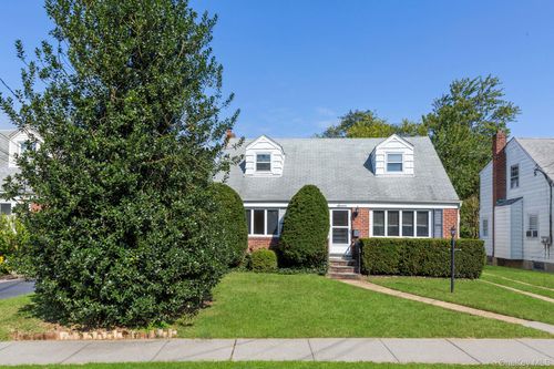 7 Washington St, Hicksville, NY, 11801-3729 | Card Image