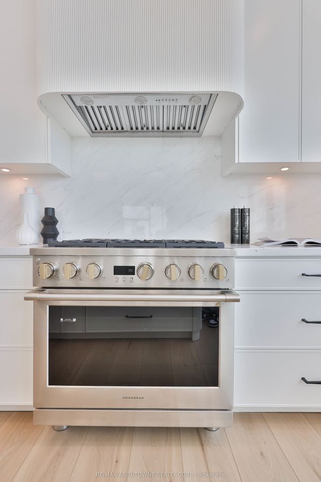 2201 - 2007 James St, Condo with 3 bedrooms, 2 bathrooms and null parking in Burlington ON | Image 12