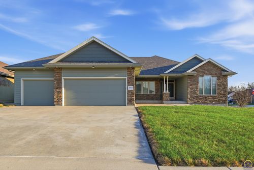 3310 44th Ter, Topeka, KS, 66610-1335 | Card Image