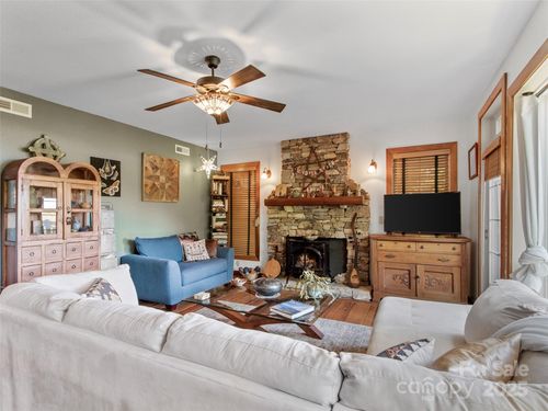 b101-300 Creekside Dr, Burnsville, NC, 28714 | Card Image