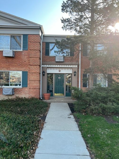 unit-210-2419 S Goebbert Rd, Arlington Heights, IL, 60005-4122 | Card Image