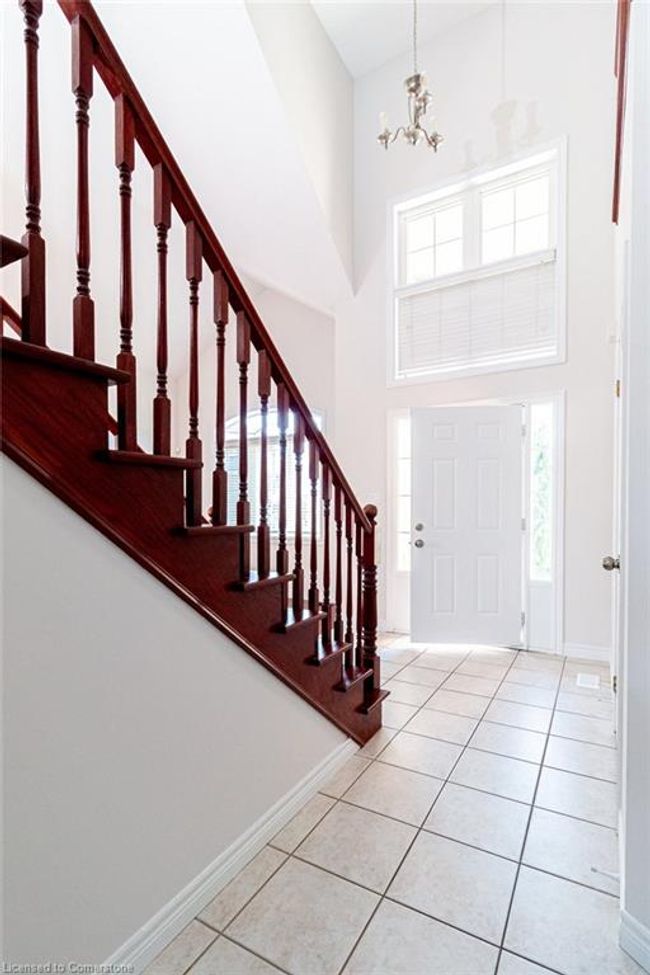 39 Naomi Crt, House other with 4 bedrooms, 3 bathrooms and 6 parking in Ancaster ON | Image 4