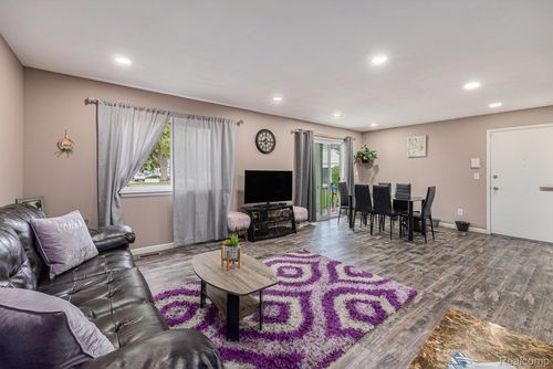 13940 Camelot Dr, Sterling Heights, MI, 48312-2447 | Card Image