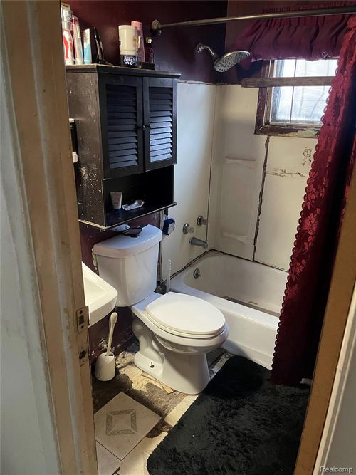 242 E Foss Ave, Flint, MI, 48505-2117 | Card Image