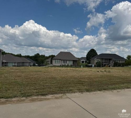lot-4-2102 Henry Dr, Wamego, KS, 66547-9732 | Card Image