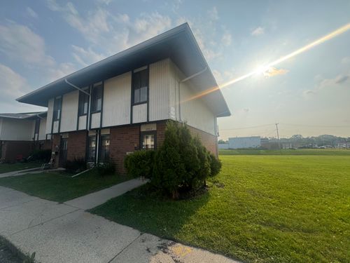 3908 S Sunset Sq, Greenfield, WI, 53220-2518 | Card Image
