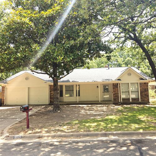 5525 Parliament Dr, Arlington, TX, 76017-3221 | Card Image