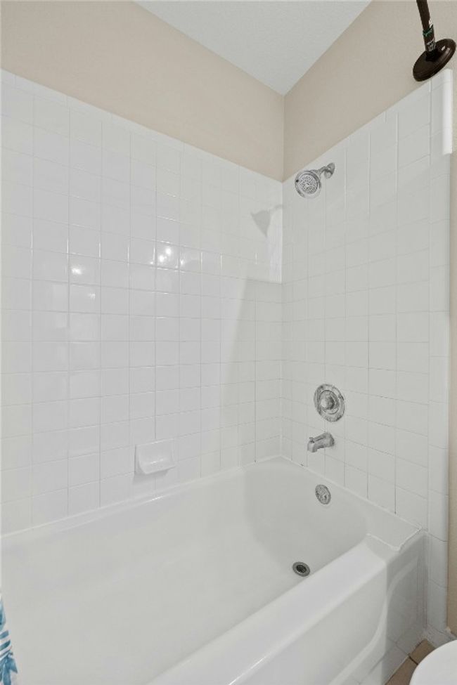 Full guest bath featuring shower / bathtub combination. Clean as a whistle! | Image 15