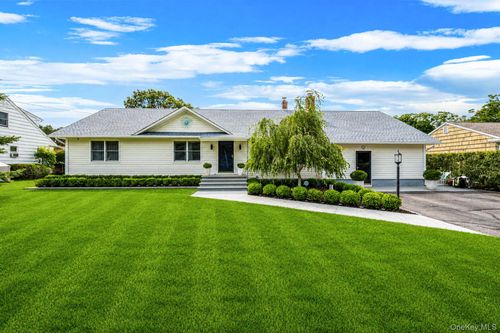 47 Whitebrook Dr, Riverhead, NY, 11901-3920 | Card Image