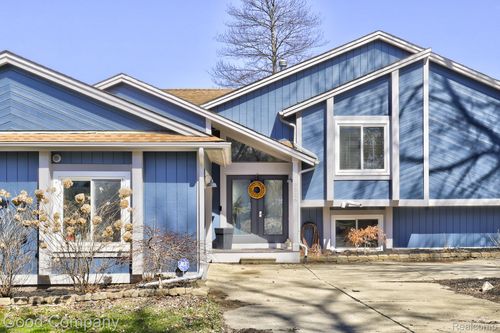 9526 Montgold Ave, White Lake, MI, 48386-3244 | Card Image