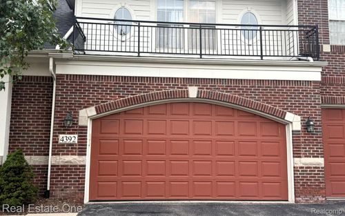 4392 Gateway Cir, West Bloomfield, MI, 48322-3670 | Card Image
