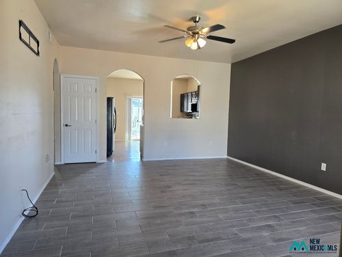 911 Jason St, Carlsbad, NM, 88220-6161 | Card Image
