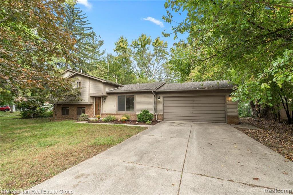 Salisbury St, Farmington Hills, MI 48336