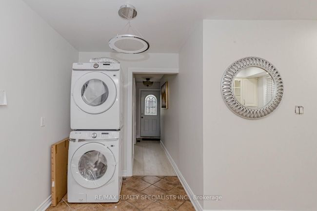 39 Seaborn Rd, House attached with 5 bedrooms, 2 bathrooms and 4 parking in Brampton ON | Image 7
