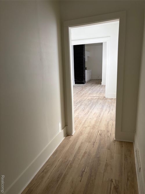 242 E Euclid St, Detroit, MI, 48202-2211 | Card Image