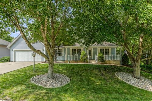 504 Kindred Dr, Smithville, MO, 64089-8494 | Card Image