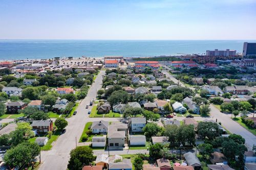 4708 Woodrow Ave, Galveston, TX, 77551-5666 | Card Image