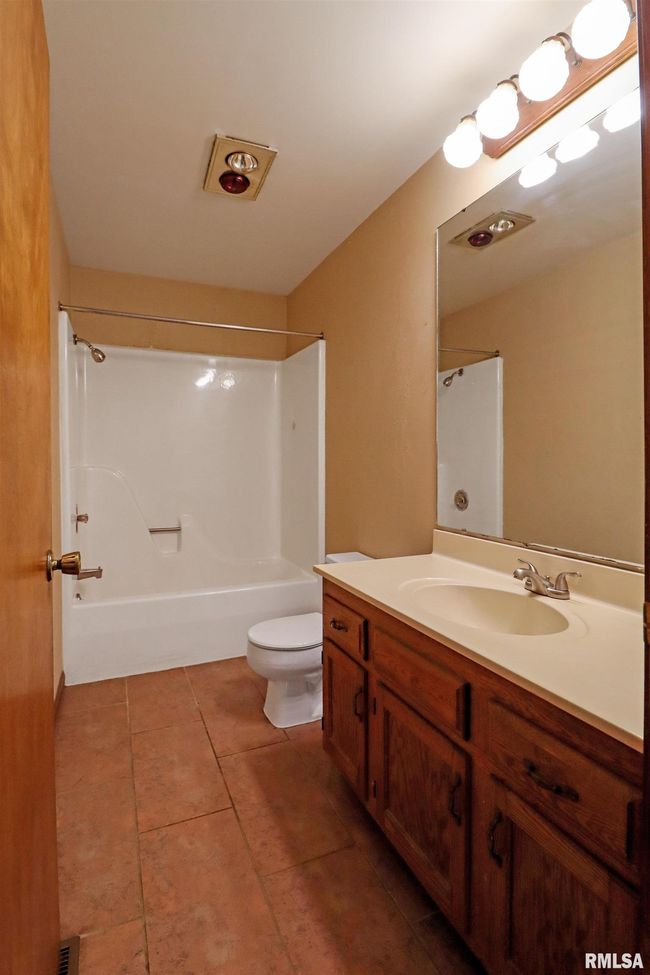 2210-2212 W Huntington Dr, Home with 0 bedrooms, 0 bathrooms and 2 parking in Quincy IL | Image 18