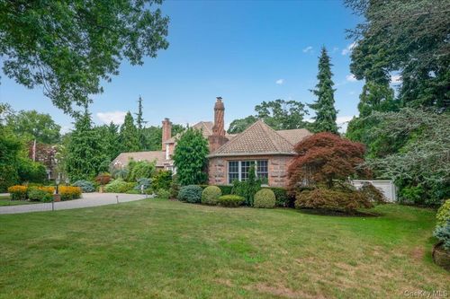 1331 Harbor Rd, Hewlett, NY, 11557-2640 | Card Image