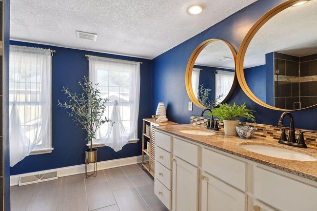 Very spacious owner's suite bathroom | Image 28