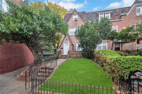 37 79th St, Jackson Heights, NY, 11372-6750 | Card Image