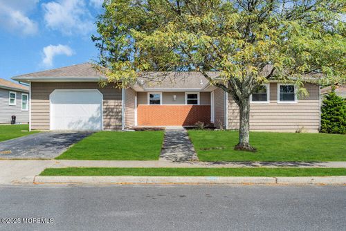 8 Panama Ct, Toms River, NJ, 08757-6223 | Card Image