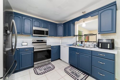 332 Se Majestic Ter, Port St. Lucie, FL, 34983-3746 | Card Image