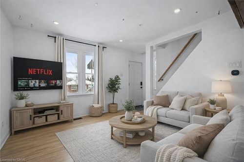 478 Karn St, Kitchener, ON, N2M2C1 | Card Image