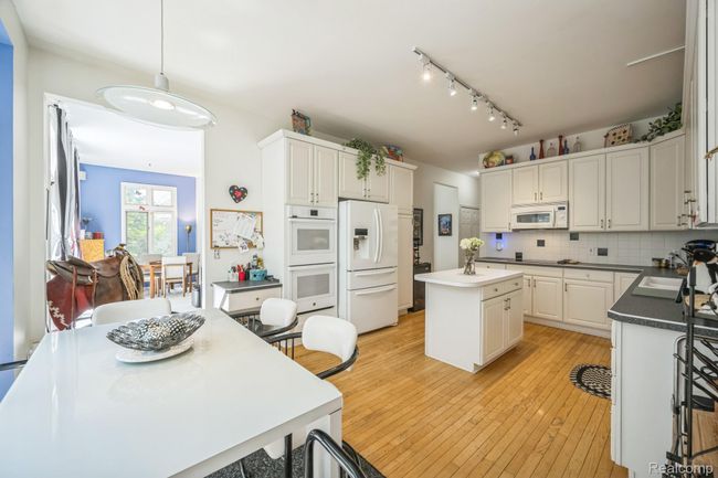 18_38049_Lantern_Hill_Ct_Farmington_Hills_MI_48331_USA-Kitchen-194376_SEP-06.jpg | Image 17