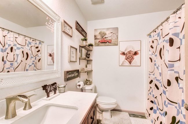 Lower Bathroom | Image 18