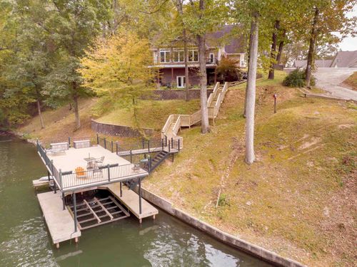 282 Lakeview Shores Dr, Muscle Shoals, AL, 35661-1086 | Card Image