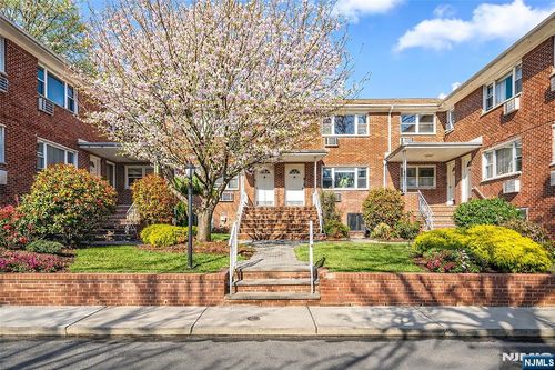 201 Oakdene Pl, Cliffside Park, NJ, 07010-2247 | Card Image