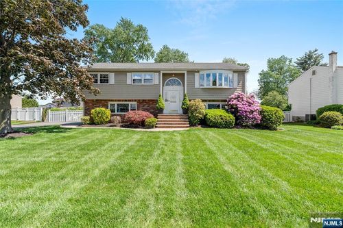 43 Donna Dr, Fairfield, NJ, 07004-1861 | Card Image