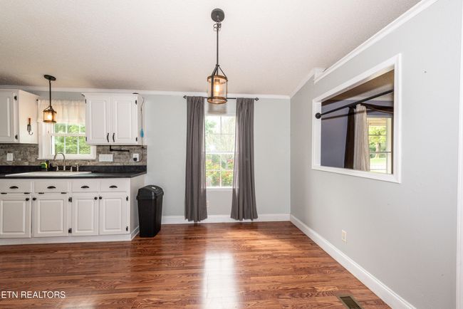 Eat-in kitchen area | Image 15
