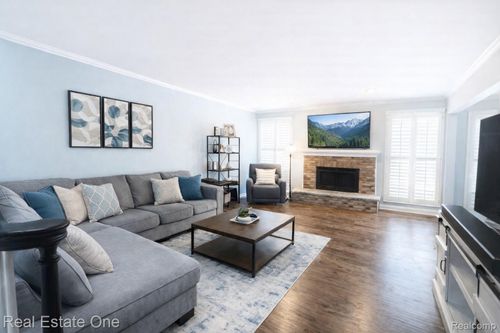 28-49617 Hamilton Ct, Shelby Township, MI, 48315-3935 | Card Image