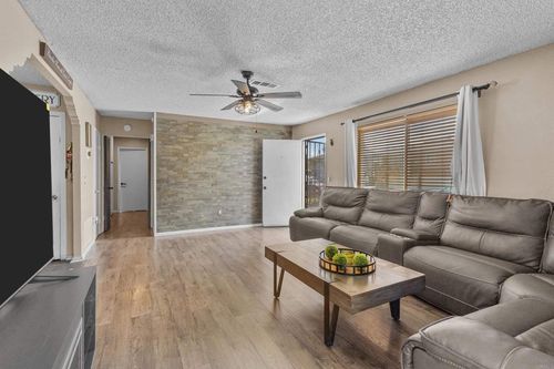 321 Sun Ct, El Cajon, CA, 92021-1087 | Card Image