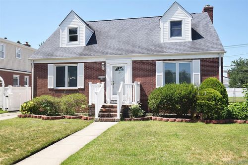 35 Rose Ln, New Hyde Park, NY, 11040-1965 | Card Image