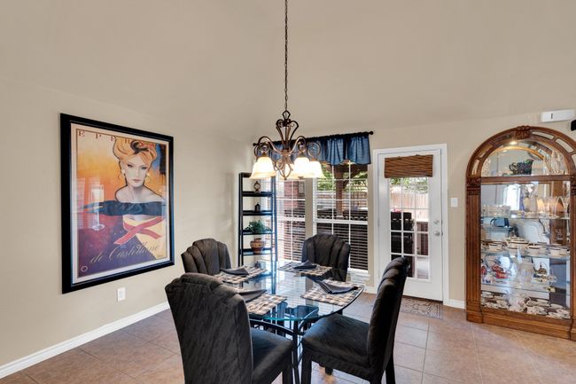 oversized breakfast dining area | Image 16