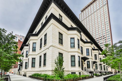 105 Chestnut St, Chicago, IL, 60610-3201 | Card Image