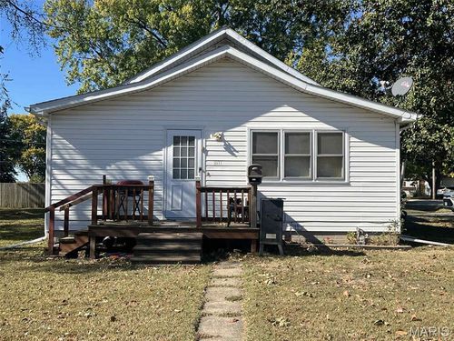 801 S 5th St, Girard, IL, 62640-1716 | Card Image