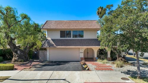 18201 Erwin St, Tarzana, CA, 91335-7025 | Card Image